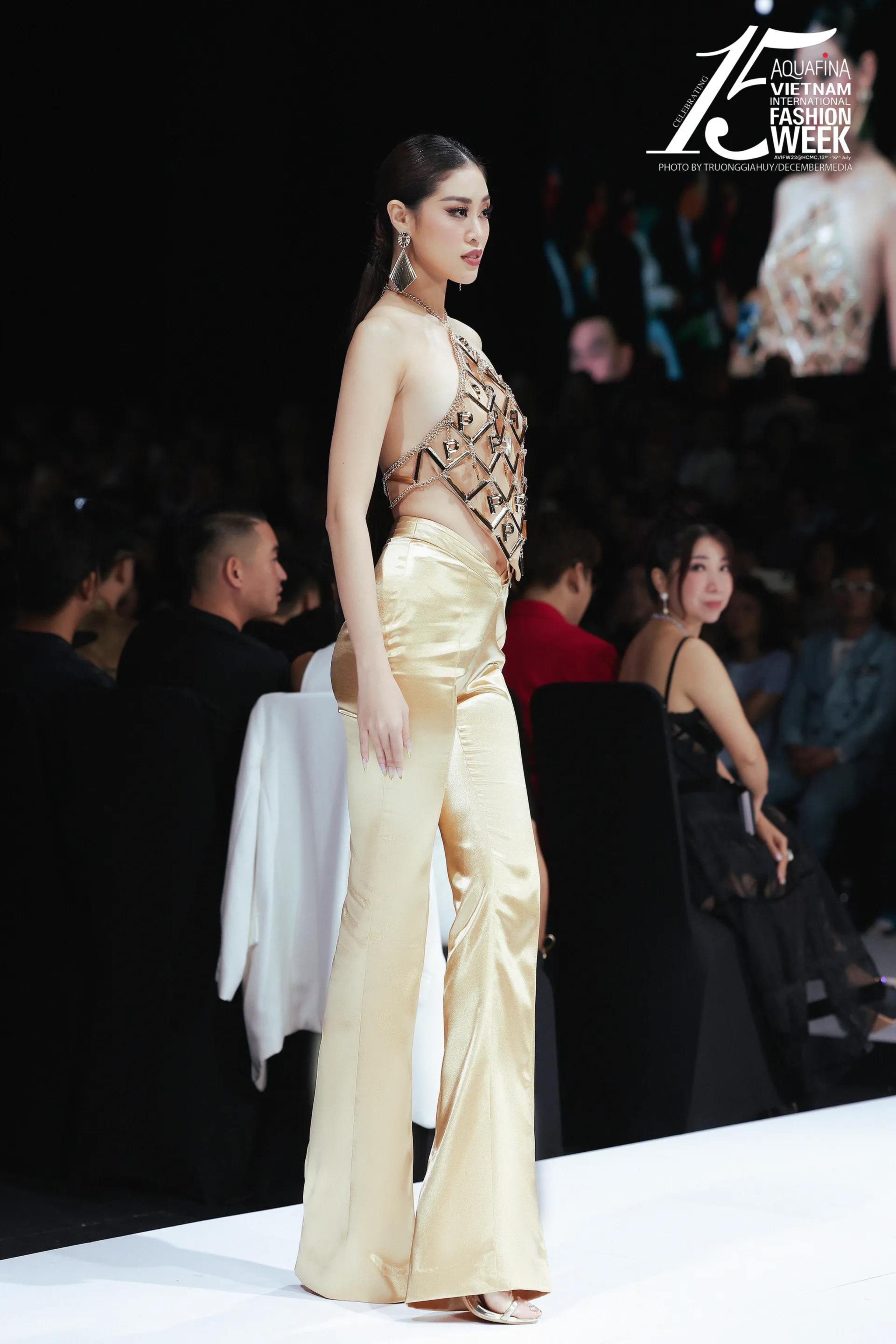 vu-thu-phuong-mang-khung-cui-tram-tuoi-len-san-runway-3