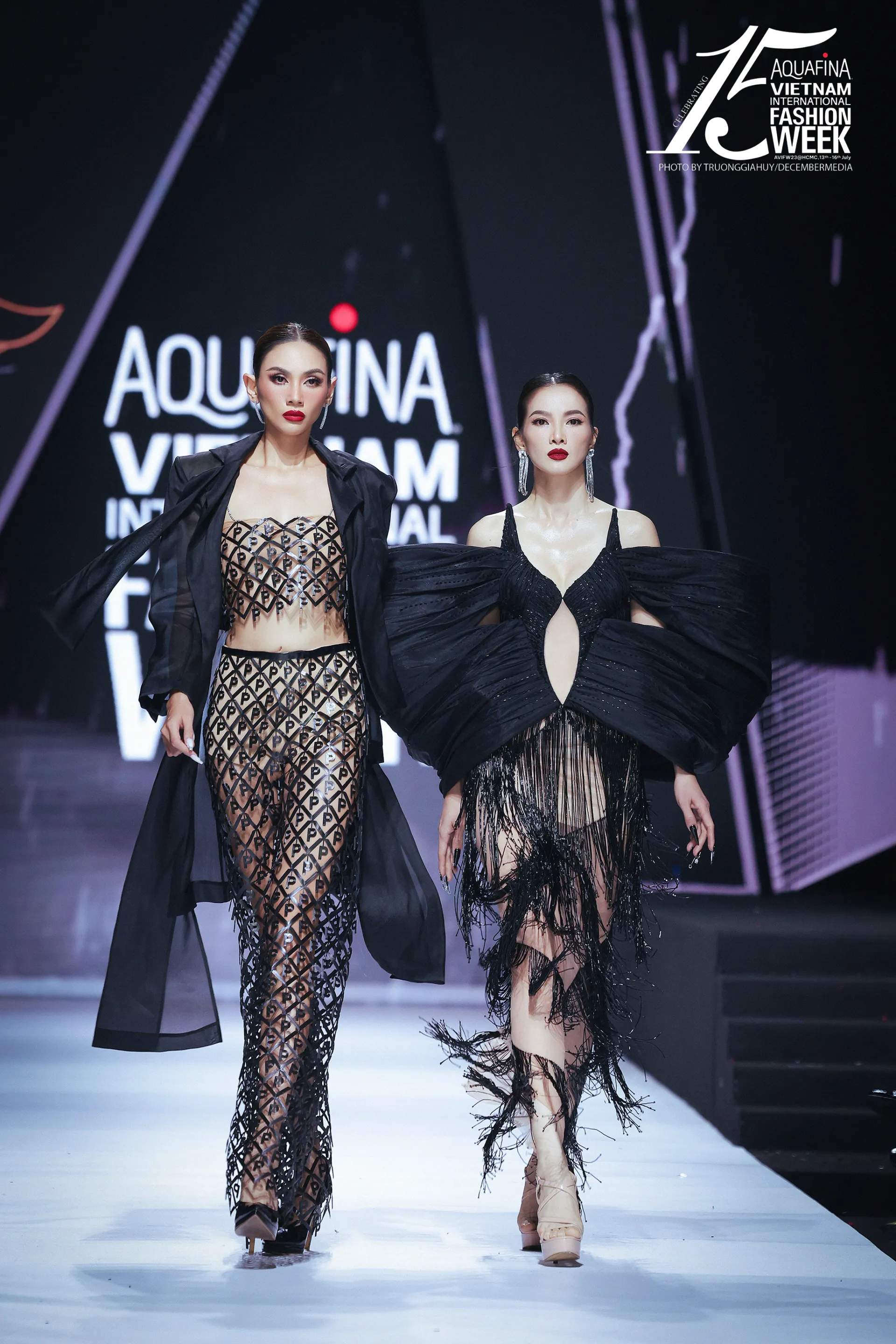 vu-thu-phuong-mang-khung-cui-tram-tuoi-len-san-runway-3