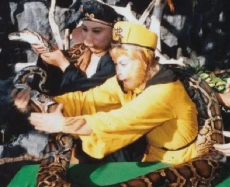 bi-mat-sau-loat-canh-tay-du-ky-1986-1