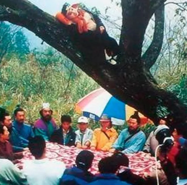 bi-mat-sau-loat-canh-tay-du-ky-1986-2