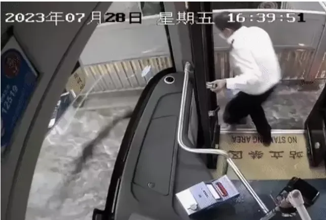 trung-quoc-tai-xe-dung-xe-buyt-chan-dong-lu-cuu-cu-ong-1