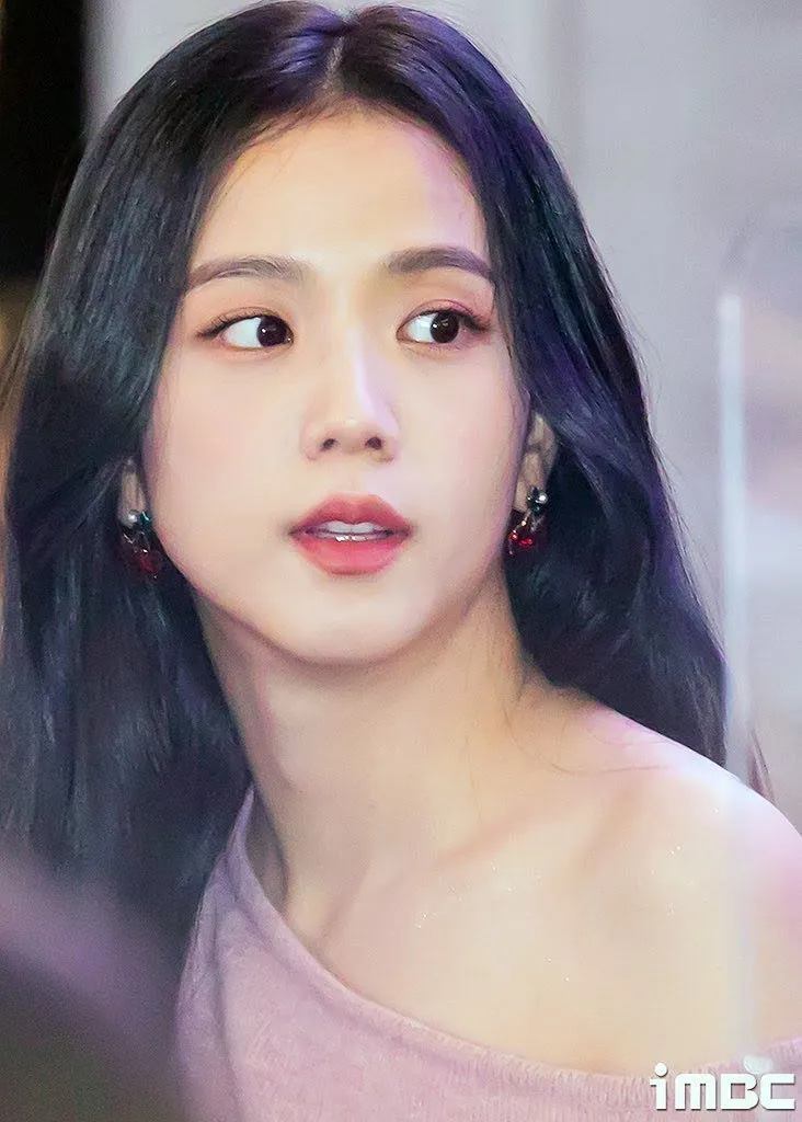 hoc-van-dang-chu-y-cua-cap-doi-ahn-bo-hyun-va-jisoo-4