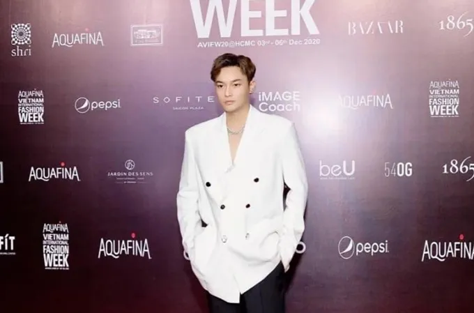 nguoi-sap-xep-cho-chan-dai-mua-ban-dam-15-000-do-dem-bi-phat-tu-2