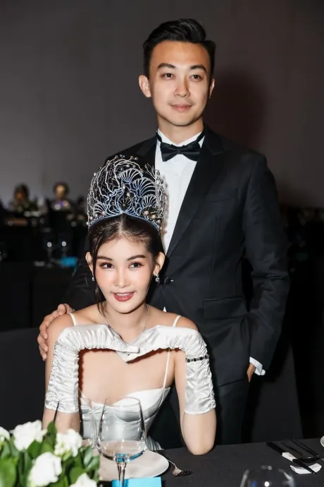 le-au-ngan-anh-giu-duoc-than-hinh-thon-gon-khi-mang-thai-thang-thu-6-5