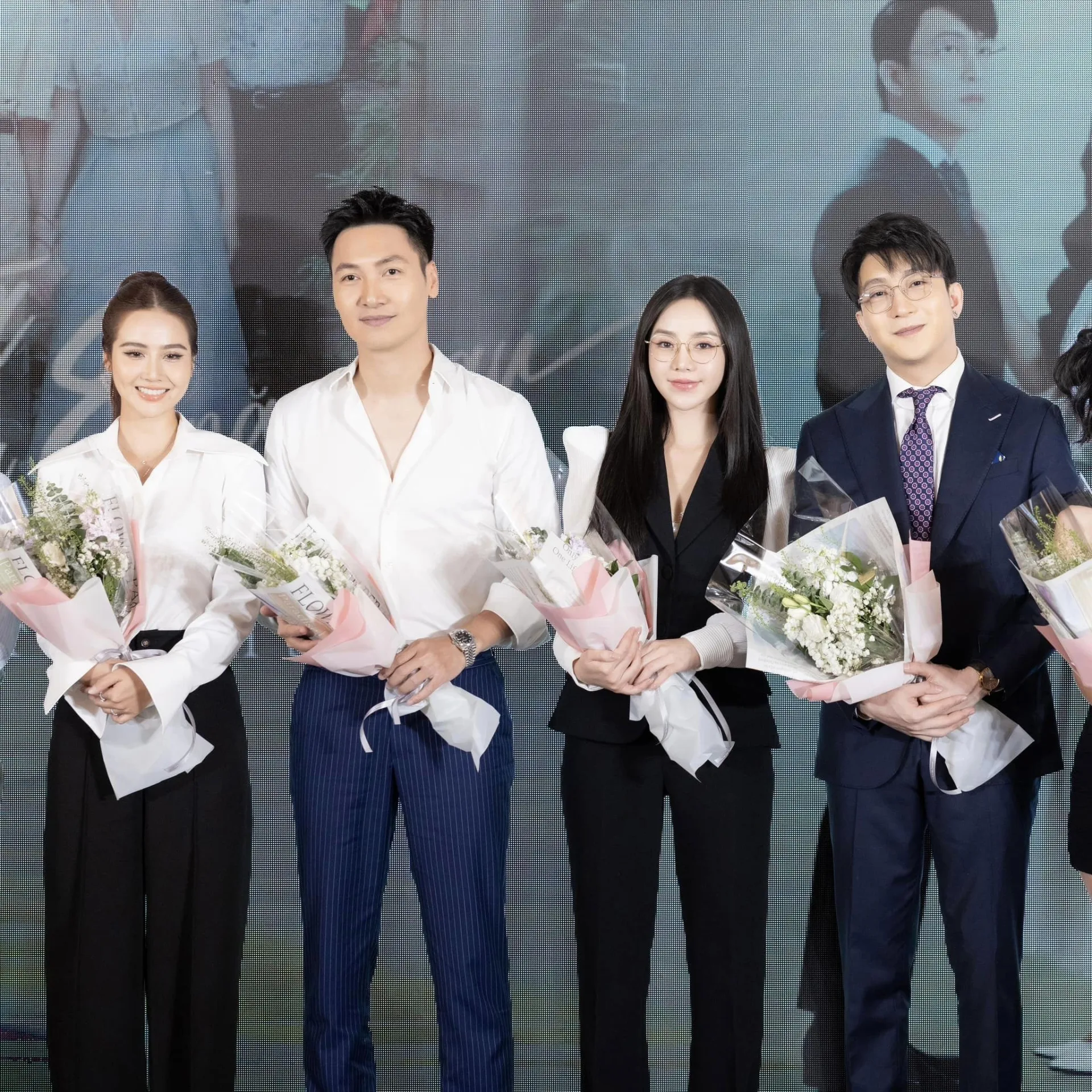 phim-chung-ta-cua-8-nam-sau.jpg 4