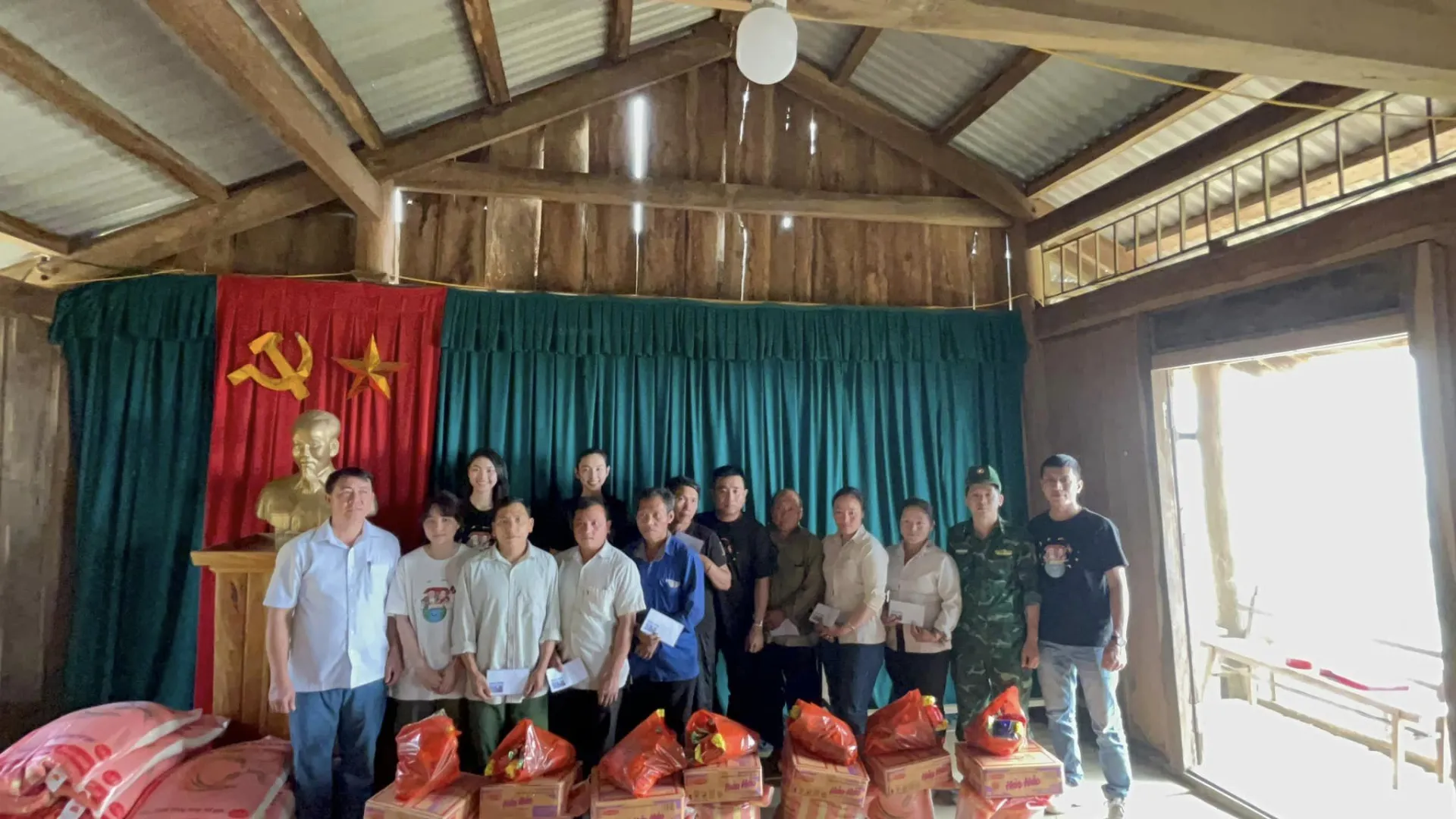 thuy-tien-ve-que-quang-linh-lam-dieu-dac-biet (7)