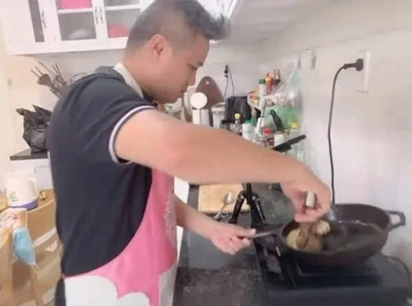 anh-shipper-duoc-nu-giam-doc-cau-hon (11)