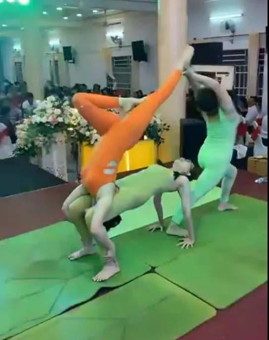 3-co-gai-tap-yoga-trong-dam-cuoi (2)