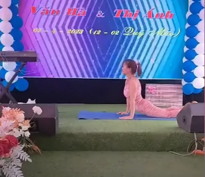 3-co-gai-tap-yoga-trong-dam-cuoi (6)