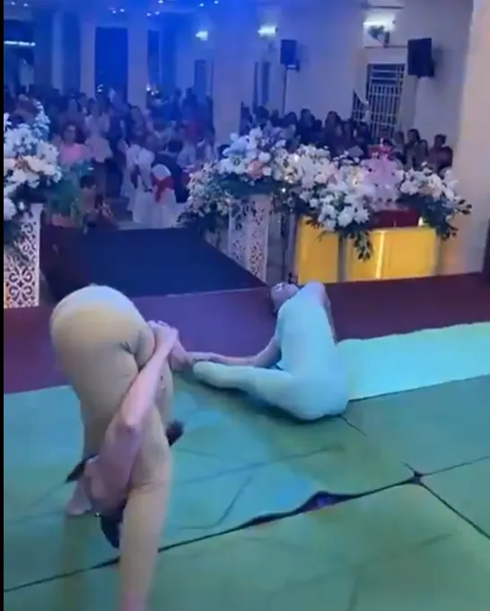 3-co-gai-tap-yoga-trong-dam-cuoi (7)