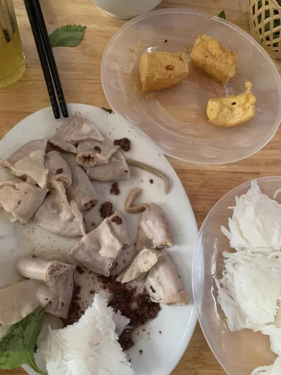 di-an-bun-dau-mam-tom-co-gai-phat-hien-giun-san-trong-long-lon (1)