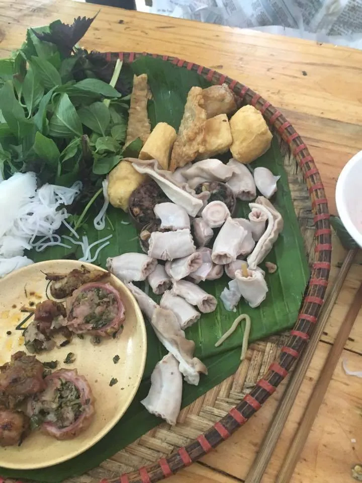 di-an-bun-dau-mam-tom-co-gai-phat-hien-giun-san-trong-long-lon (7)