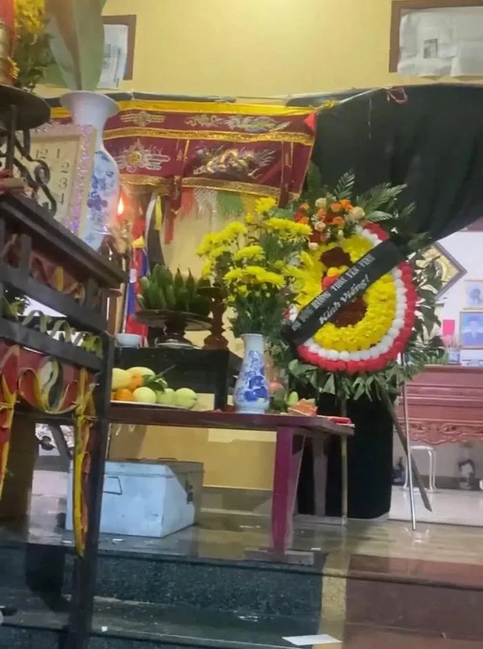 nghe-long-chau-noi-2-tuoi-co-ngoc-beo-choi-trong-dam-tang (6)