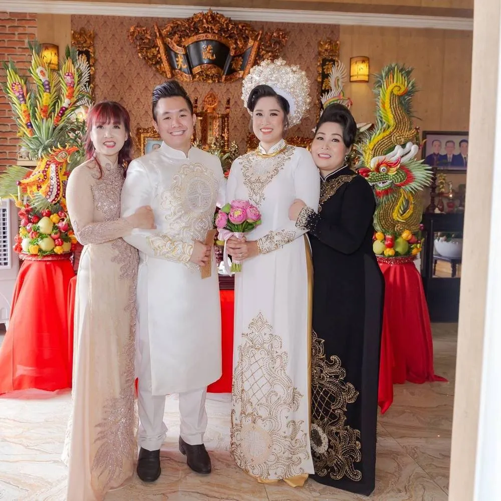 nghe-si-hong-van-choi-voi-ban-roi-cho-con-gai-cuoi-con-trai-cua-ban (4)