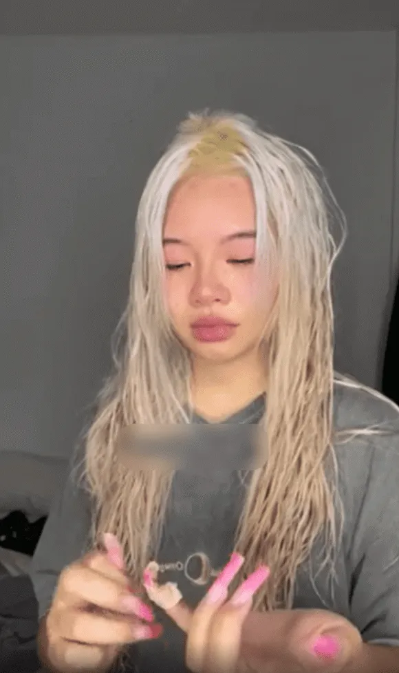 tu-tay-toc-tai-nha-co-gai-co-gai-ruoc-hoa-vao-than (1)