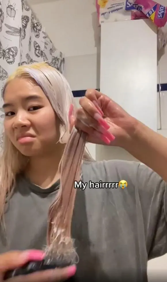 tu-tay-toc-tai-nha-co-gai-co-gai-ruoc-hoa-vao-than (1)