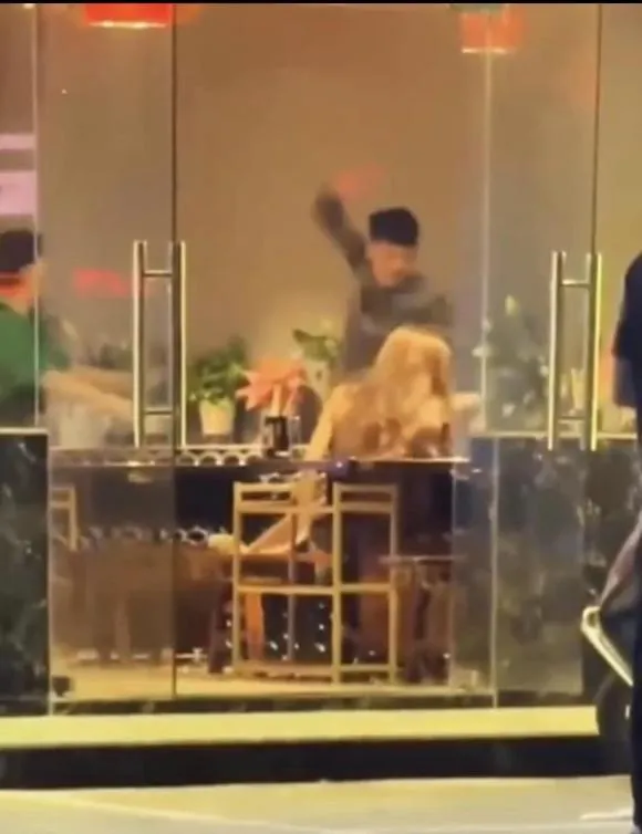 phat-hien-bi-cam-sung-nam-thanh-nien-tat-toi-tap-vao-mat-ban-gai-giua-quan-an-khien-du-luan-phan-no (4)
