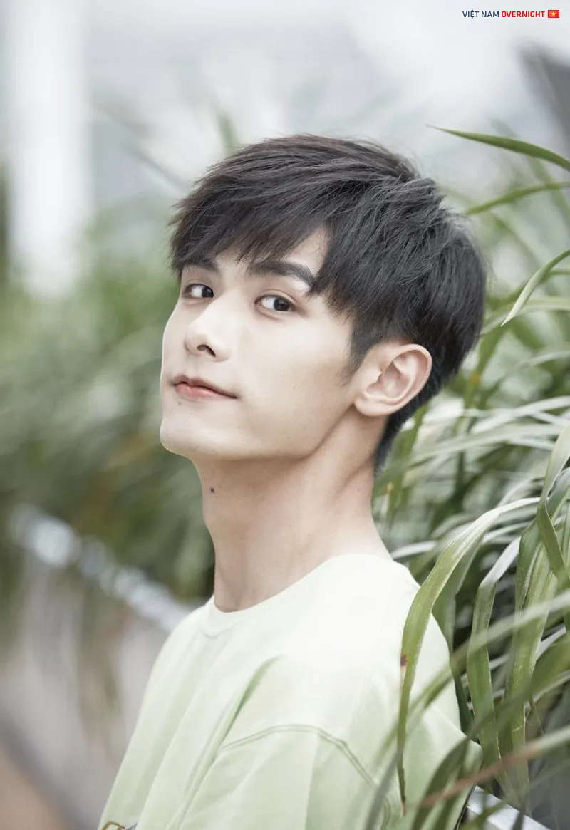 nam-dien-vien-thua-nhan-ngu-voi-nhieu-ong-lon-de-co-vi-the-trong-showbiz (1)