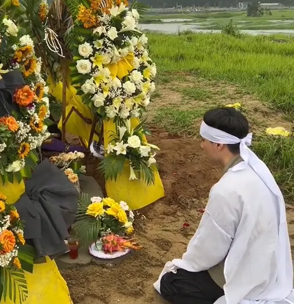 tro-ve-sau-4-nam-di-nhat-nam-thanh-nien-ngoi-that-than-om-di-anh-bo (2)