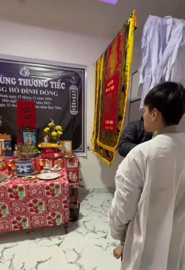 tro-ve-sau-4-nam-di-nhat-nam-thanh-nien-ngoi-that-than-om-di-anh-bo (3)