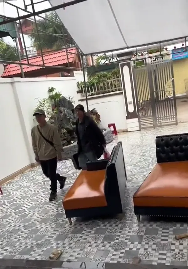 tro-ve-sau-4-nam-di-nhat-nam-thanh-nien-ngoi-that-than-om-di-anh-bo (5)