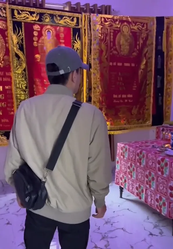 tro-ve-sau-4-nam-di-nhat-nam-thanh-nien-ngoi-that-than-om-di-anh-bo (6)