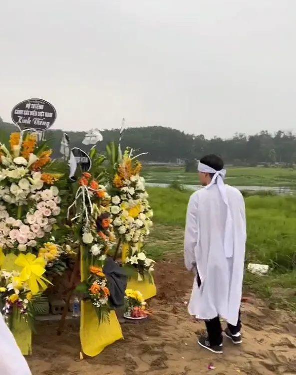 tro-ve-sau-4-nam-di-nhat-nam-thanh-nien-ngoi-that-than-om-di-anh-bo (7)