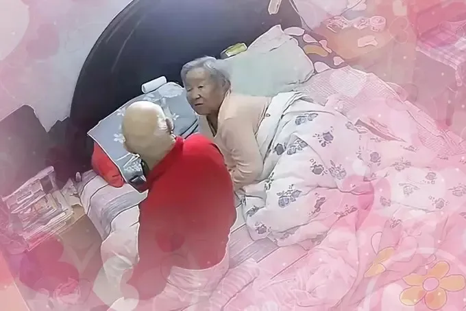 khoanh-khac-nung-niu-voi-chong-cu-ba-100-tuoi-gay sot-mang-xa-hoi (1)