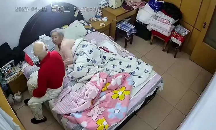 khoanh-khac-nung-niu-voi-chong-cu-ba-100-tuoi-gay sot-mang-xa-hoi (2)