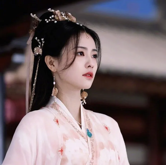 nu-than-co-trang-bach-loc-bi-dao-phat-ngon-xuc-pham-phu-nu (1)