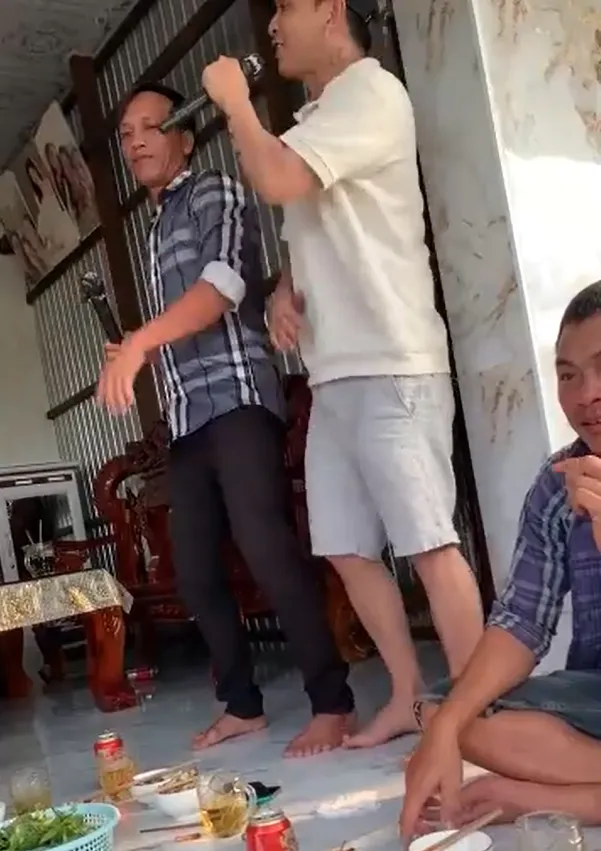 hau-cau-hon-ban-gai-2k-ho-quang-hieu-lo-clip-ve-que-vo-nhau-nhet-hat-karaoke-quay-toi-ben (2)