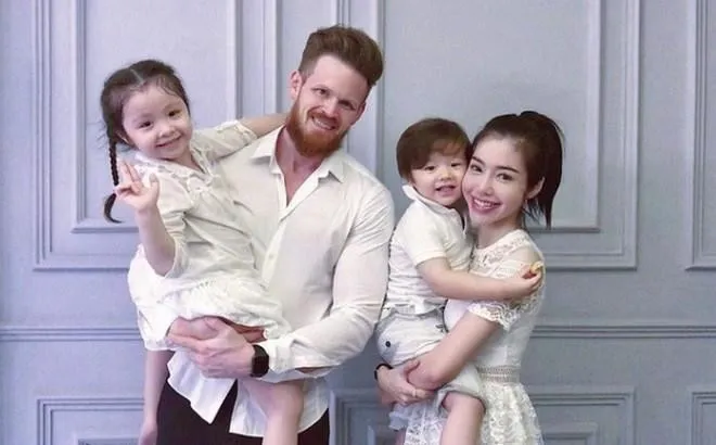 hau-ly-hon-chong-tay-hoang-oanh-chay-show-kiem-com-bang-xe-may-elly-tran-cuc-luc-ban-hang-online (1)