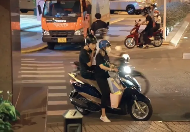 hau-ly-hon-chong-tay-hoang-oanh-chay-show-kiem-com-bang-xe-may-elly-tran-cuc-luc-ban-hang-online (3)