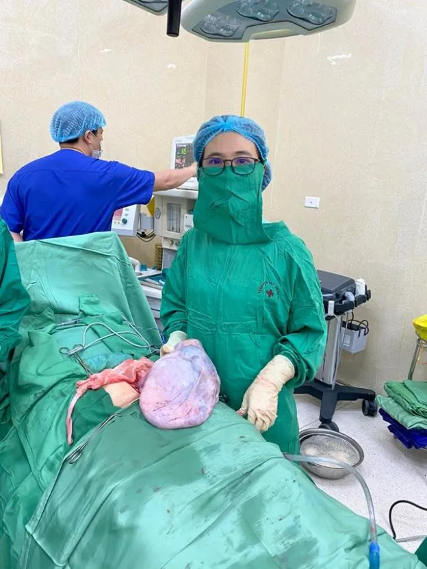 3-thang-bung-to-bat-thung-nhung-khong-met-moi-nguoi-phu-nu-di-kham-phat-hien-chuyen-khong-ngo (2)