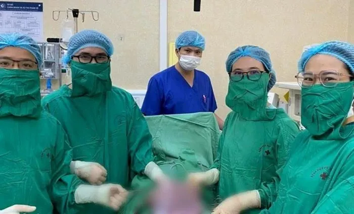 3-thang-bung-to-bat-thung-nhung-khong-met-moi-nguoi-phu-nu-di-kham-phat-hien-chuyen-khong-ngo (3)