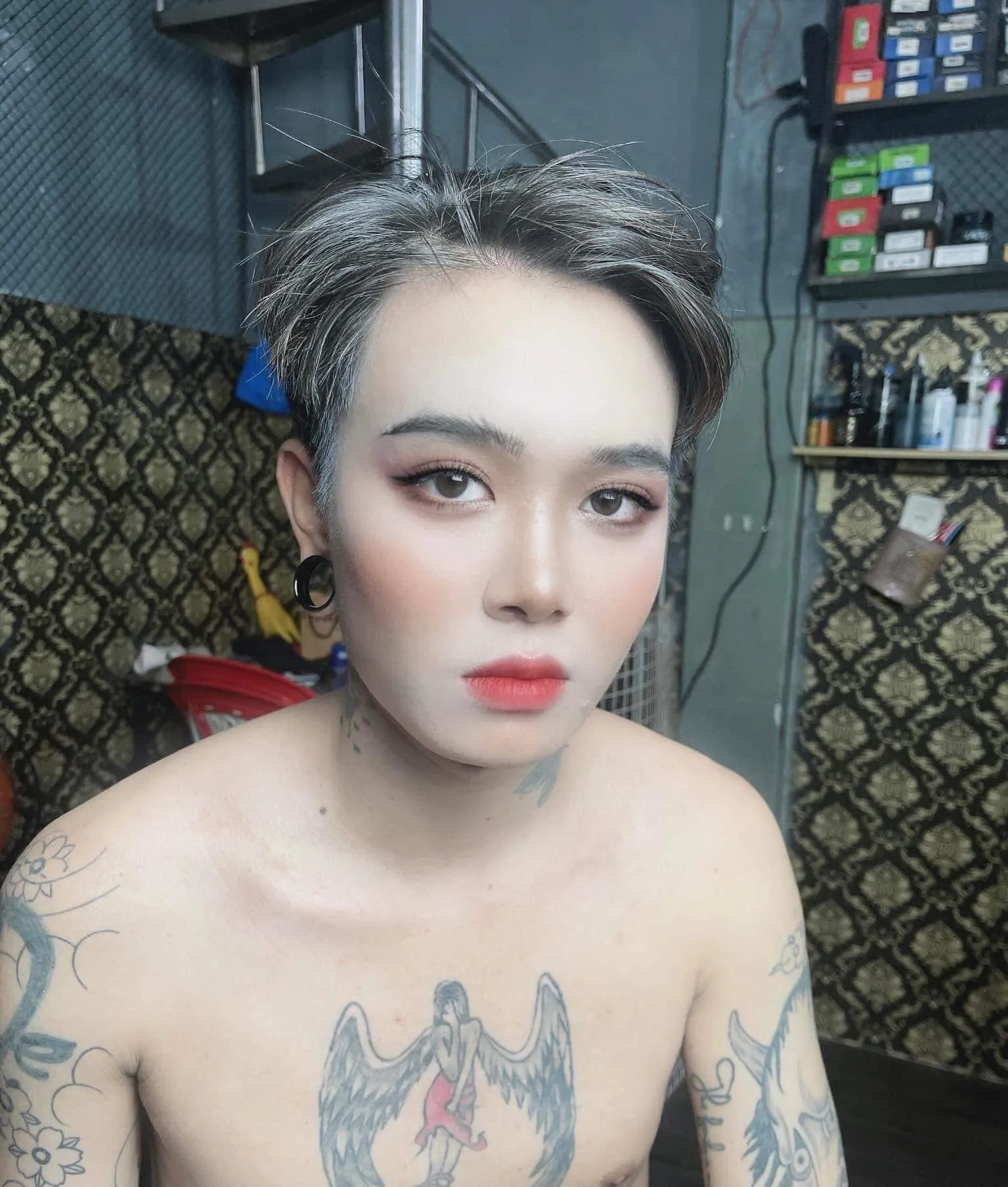 chan-dong-loat-anh-khi-nha-co-vo-lam-make-up (11)