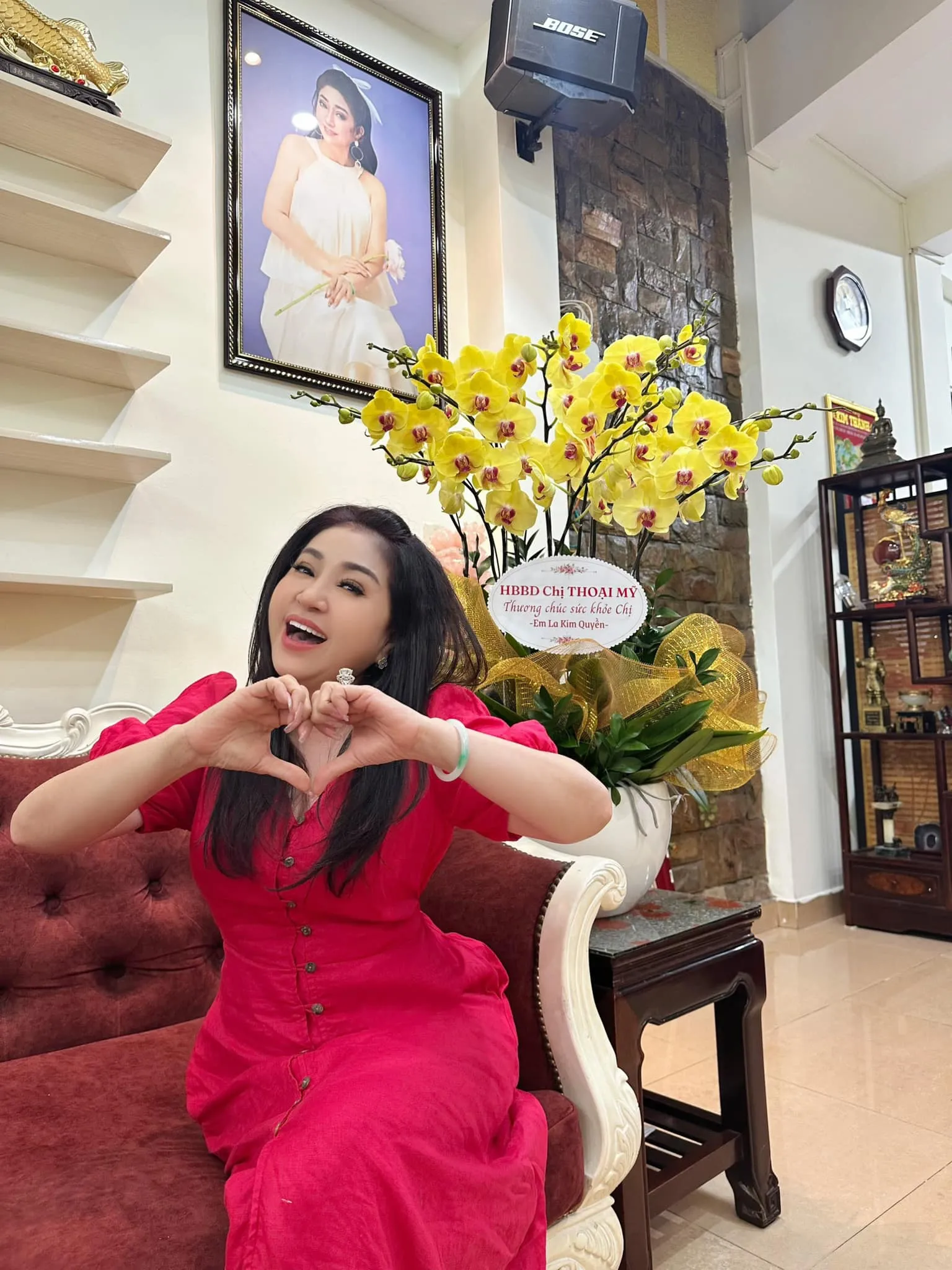 hoa-linh-hiem-hoi-lo-dien-trong-tiec-sinh-nhat-nsut-thoai-my-dien-mao-sau-thoi-gian-dai-o-an-day-chu-y (1)
