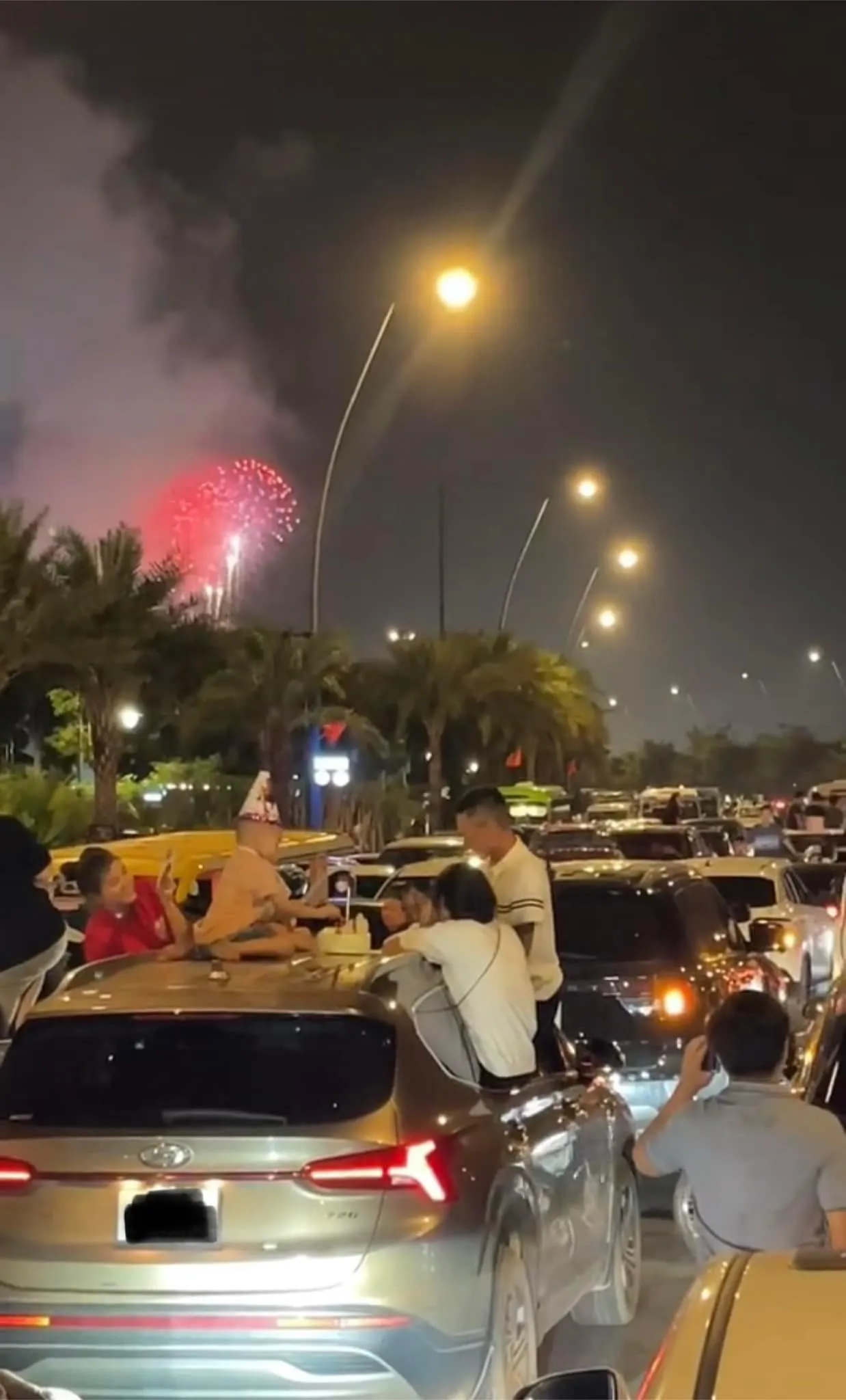 sinh-nhat-gap-canh-tac-duong-cau-be-thoi-nen-tren-xe-va-cai-ket-hang-tram-nguoi-tham-du (4)