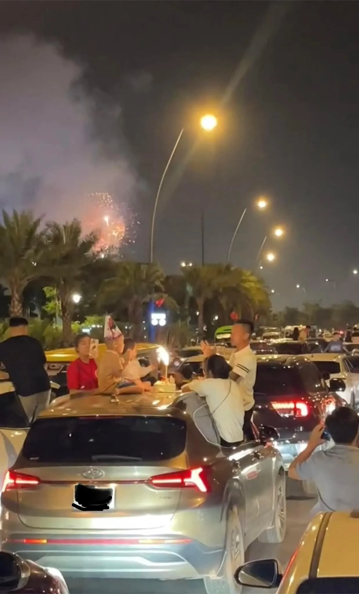 sinh-nhat-gap-canh-tac-duong-cau-be-thoi-nen-tren-xe-va-cai-ket-hang-tram-nguoi-tham-du (5)