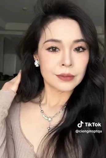 nguoi-phu-nu-trung-nien-bien-hinh-nhu-thieu-nu-18-sau-make-up (7)