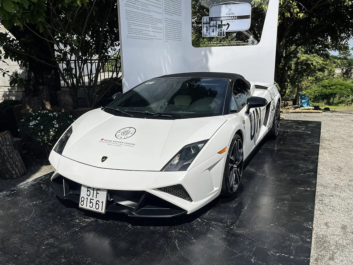 ong-vua-ca-phe-chi-di-giay-vai-70k-nhung-manh-tay-chi-nghin-ty-cho-sieu-xe-hoa-hau (8)