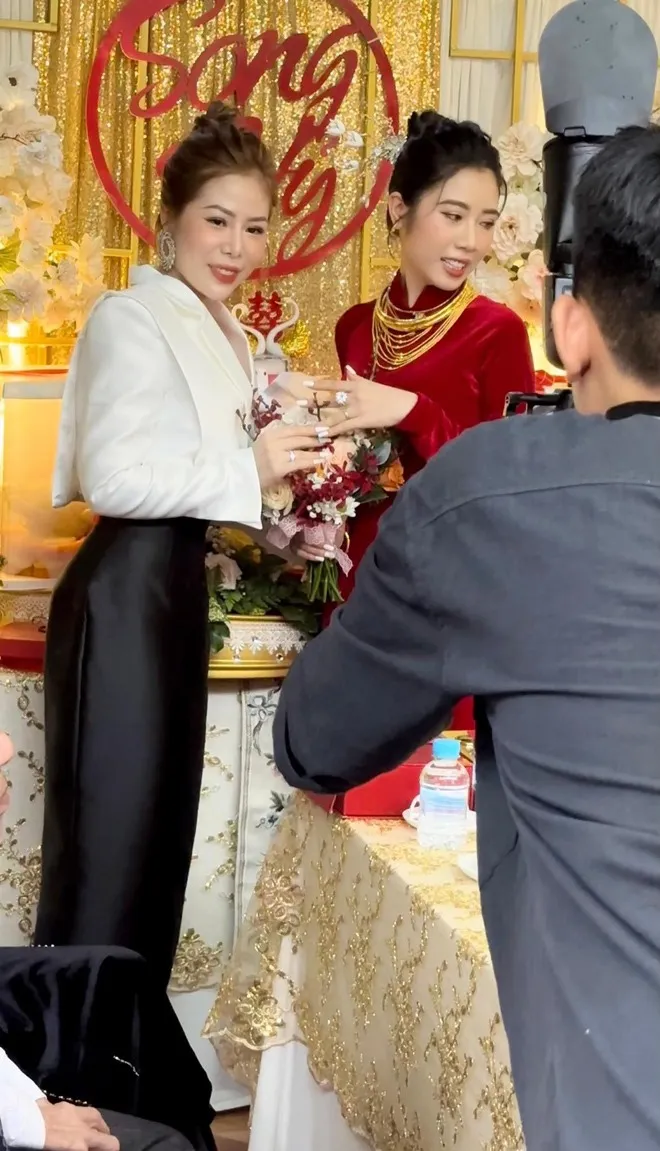 co-dau-dong-nai-gay-choang-khi-deo-11-cay-vang-trong-dam-cuoi-nhan-hot-xoan-2-ty-qua-mung-chuc-ty (6)