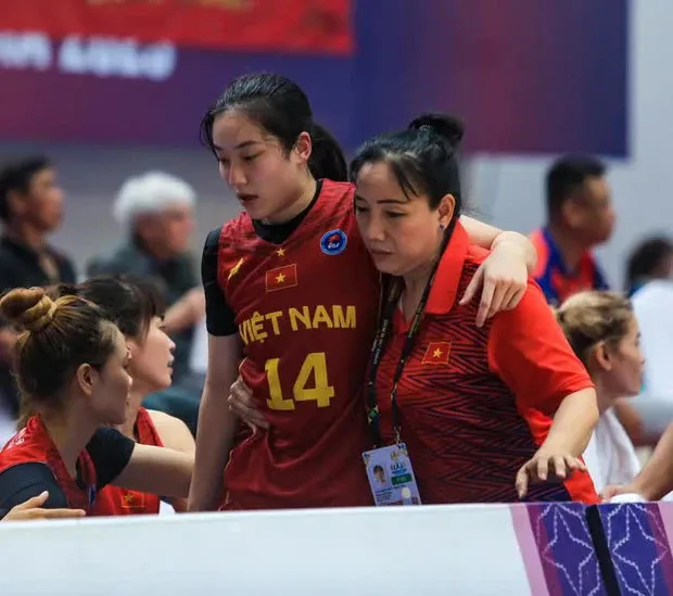 vdv-truong-thao-vy-nga-dap-dau-tren-san-dau-sea-games-32-van-xin-duoc-ra-san (6)