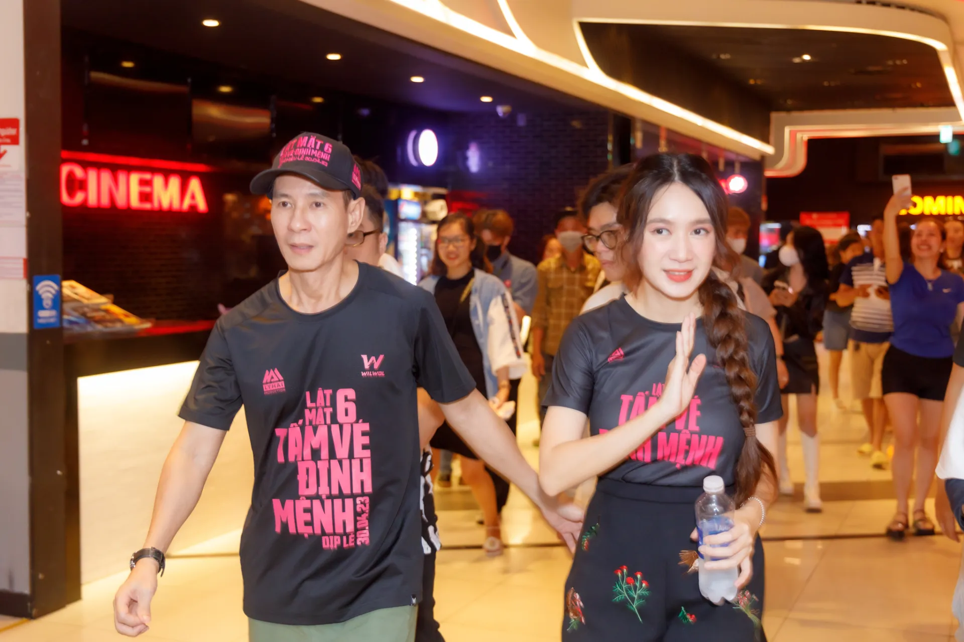 vo-chong-ly-hai-gap-bien-cang-len-tieng-mong-muon-nguoi-dung-phia-sau-dung-lai (3)