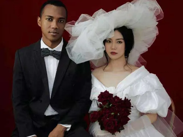 chang-cau-thu-goc-phu-lay-vo-trang-non-na-nhung-dua-tre-sinh-ra-khien-ai-cung-cam-nin (3)