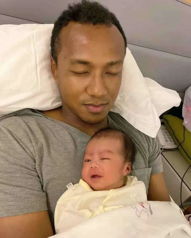 chang-cau-thu-goc-phu-lay-vo-trang-non-na-nhung-dua-tre-sinh-ra-khien-ai-cung-cam-nin (5)