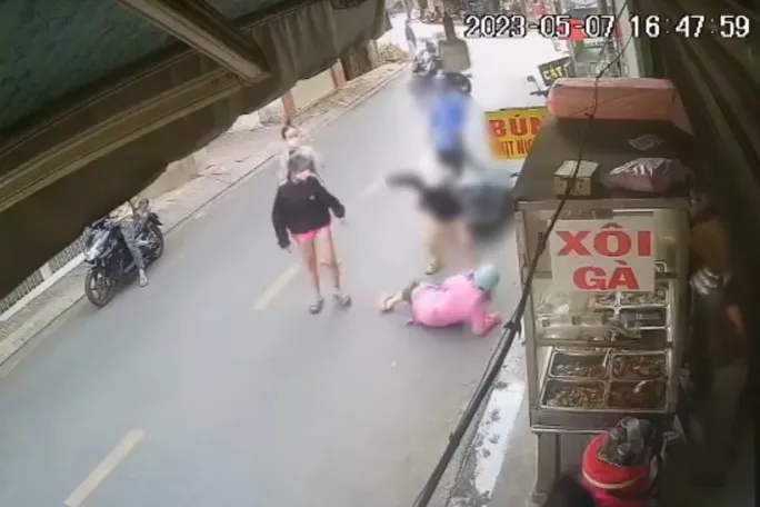 dang-lai-xe-tren-duong-co-gai-bi-nhom-nguoi-vu-khong-la-tieu-tam-con-lam-ra-hanh-dong-gay-soc (1)