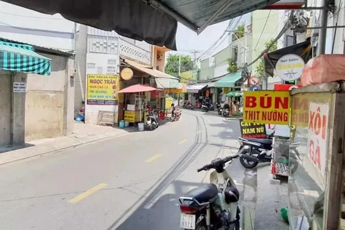 dang-lai-xe-tren-duong-co-gai-bi-nhom-nguoi-vu-khong-la-tieu-tam-con-lam-ra-hanh-dong-gay-soc (10)