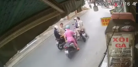 dang-lai-xe-tren-duong-co-gai-bi-nhom-nguoi-vu-khong-la-tieu-tam-con-lam-ra-hanh-dong-gay-soc (2)