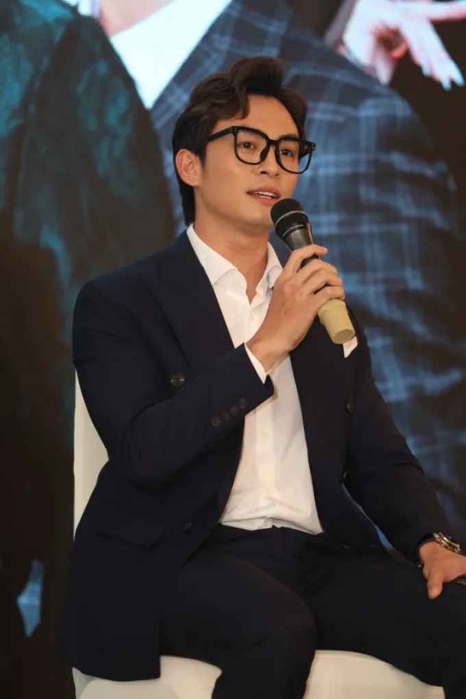 nam-than-man-anh-lanh-thanh-lan-dau-dau-bac-tien-de-khoe-hang-xom-duoc-len-tivi (5)